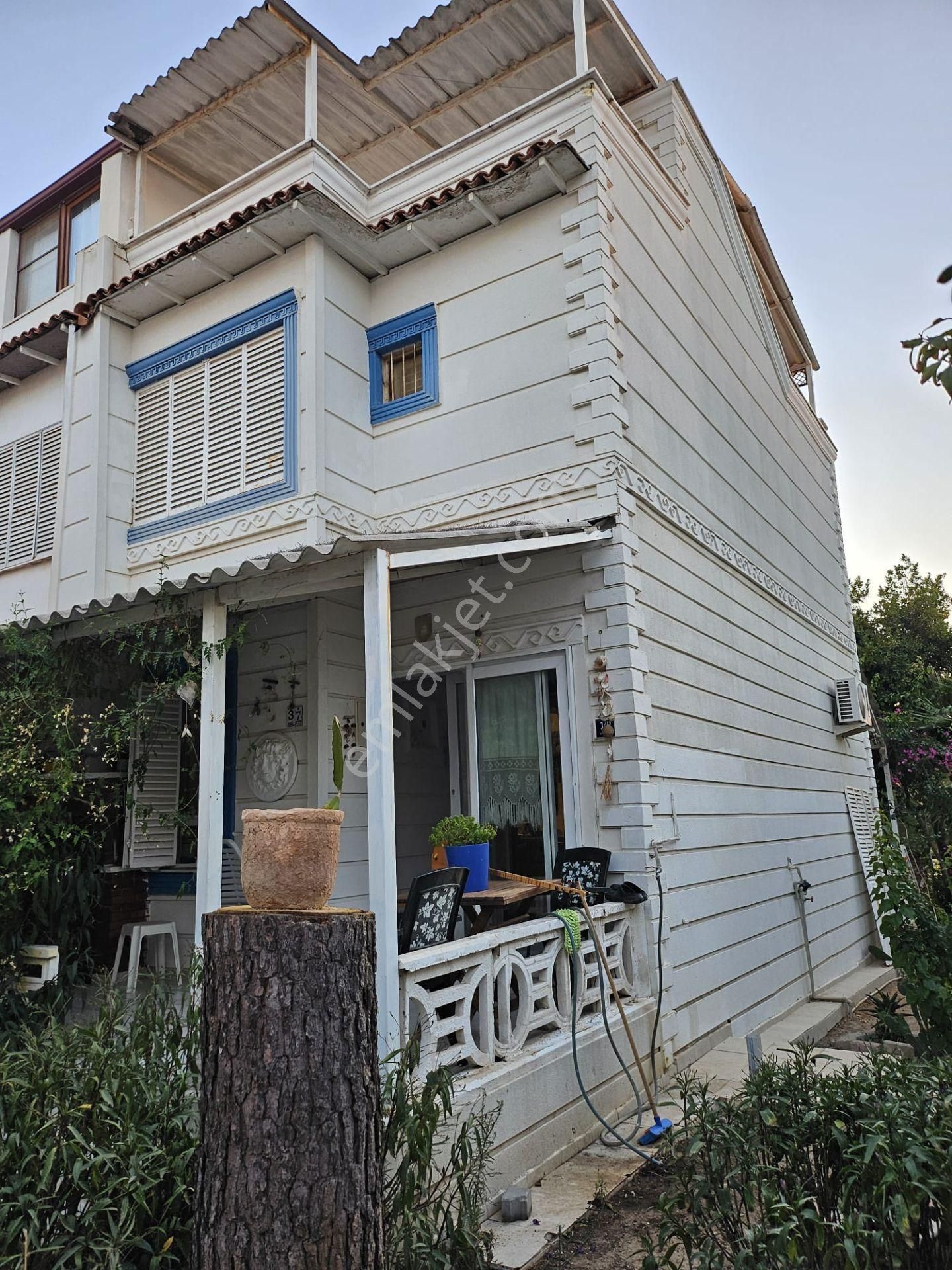 Akbük Merkezde Sitenin En Önünde Ful Deniz Manzaralı Evimiz Satılıktır.