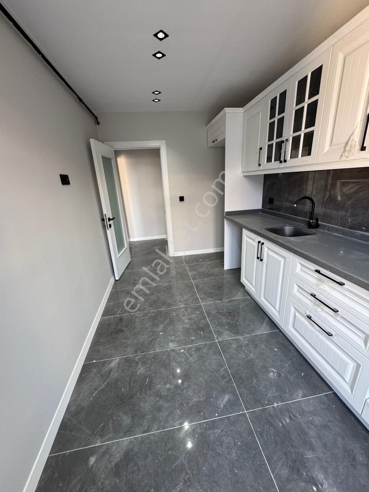 Avcılar Cihangirde Harika Malzemelere Sahip Geniş Kullanışlı 2+1 Daire - Görsel 2