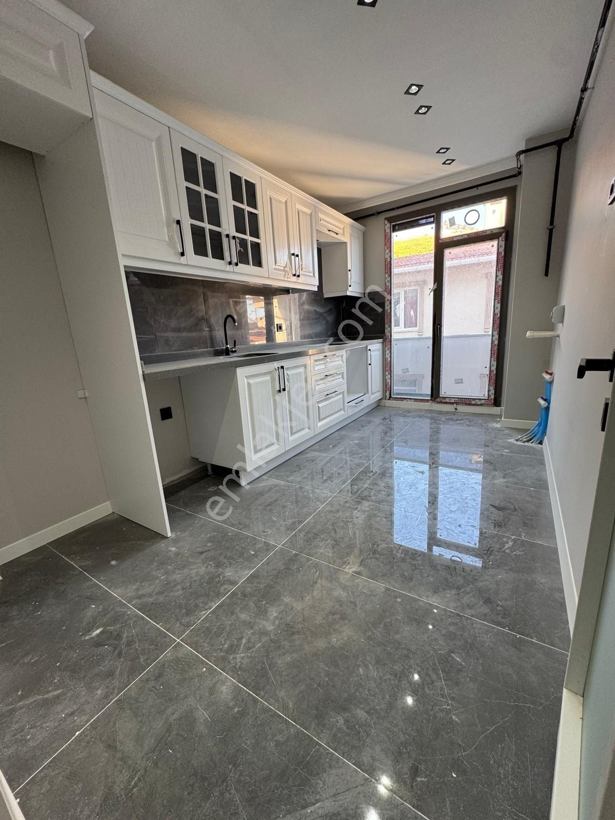 Avcılar Cihangirde Harika Malzemelere Sahip Geniş Kullanışlı 2+1 Daire - Görsel 6