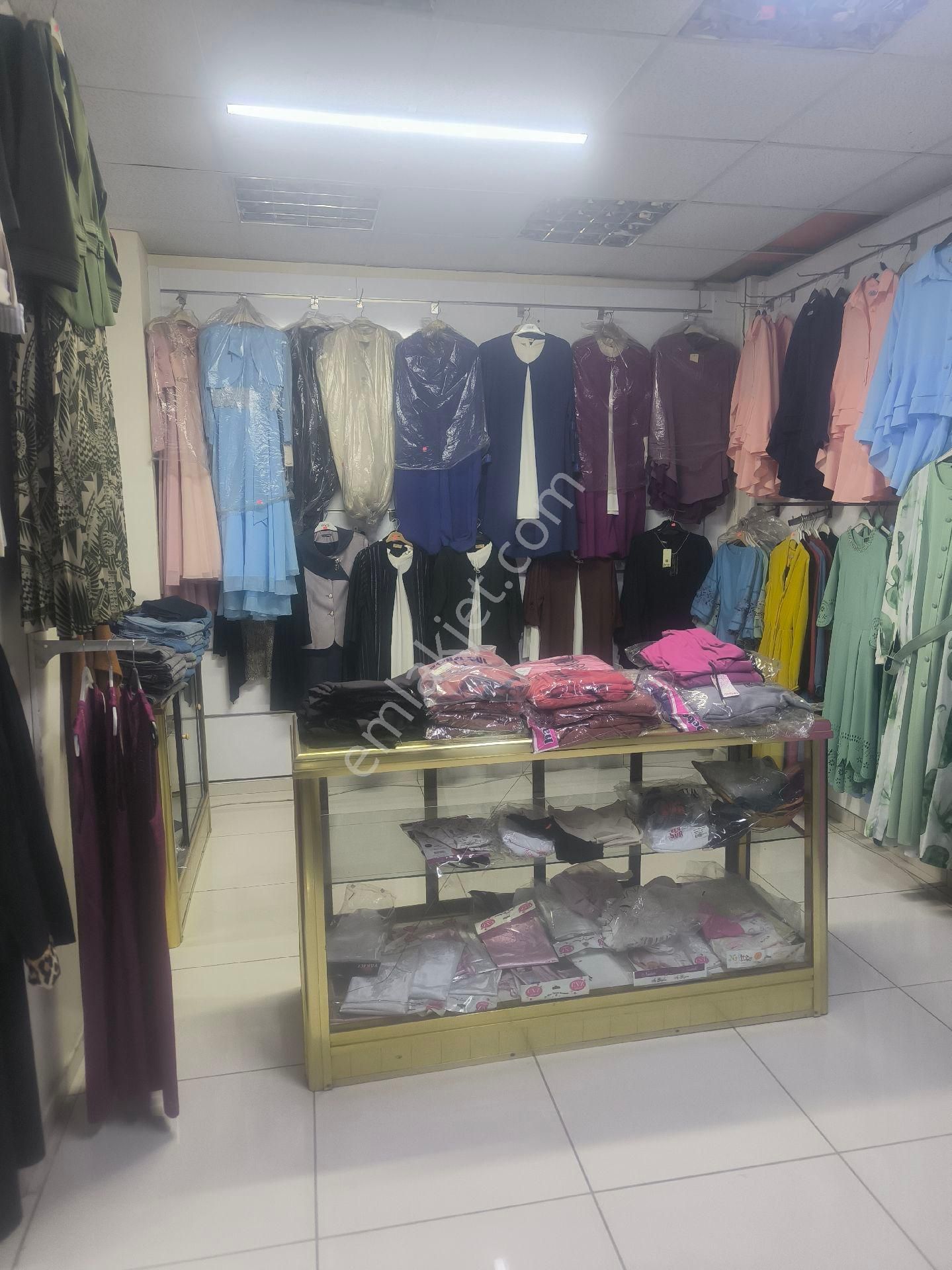 Pendik Çamçeşme De Cadde Üzerinde Devren Satılık Giyim Mağazası - Görsel 24