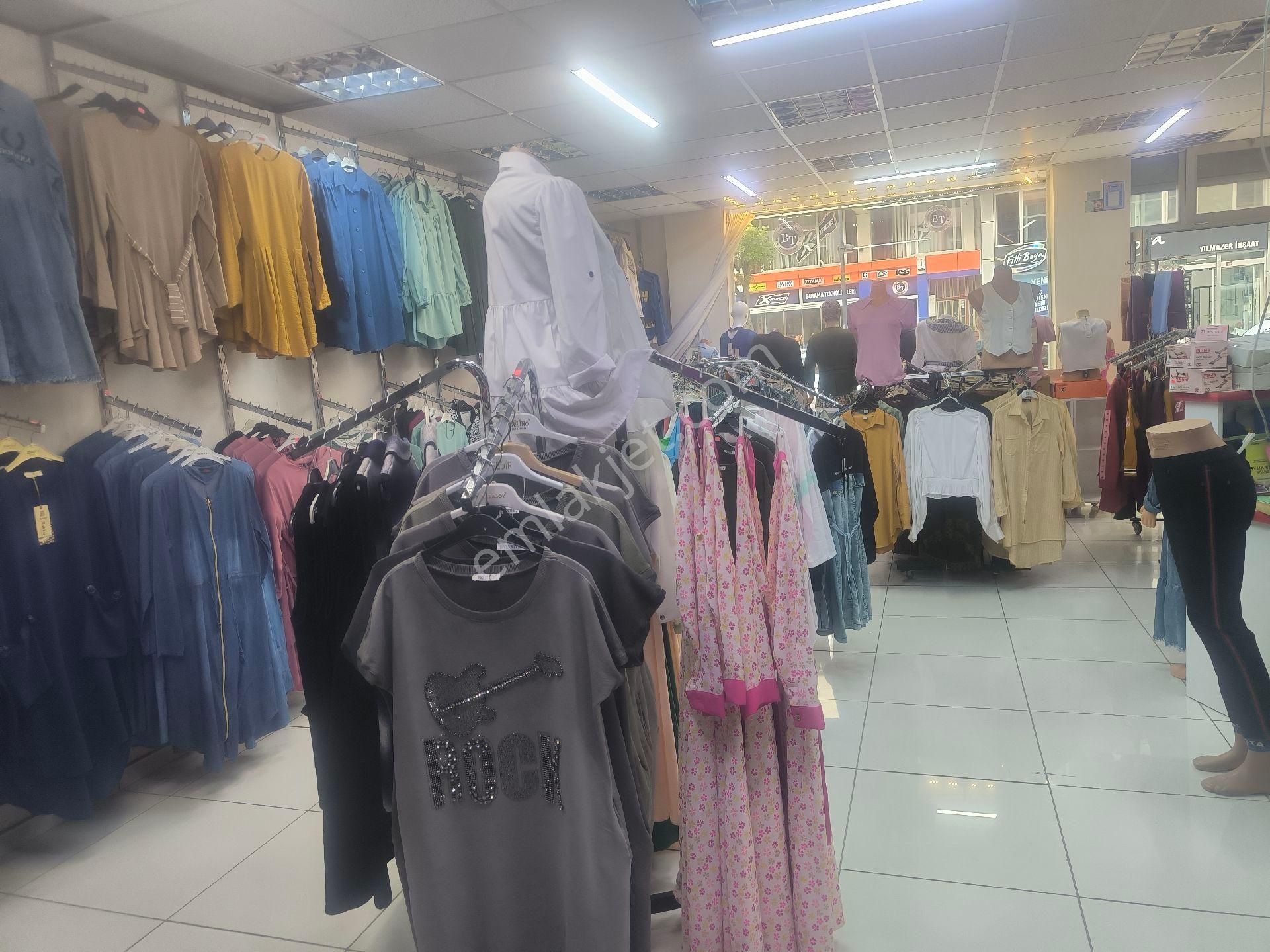 Pendik Çamçeşme De Cadde Üzerinde Devren Satılık Giyim Mağazası