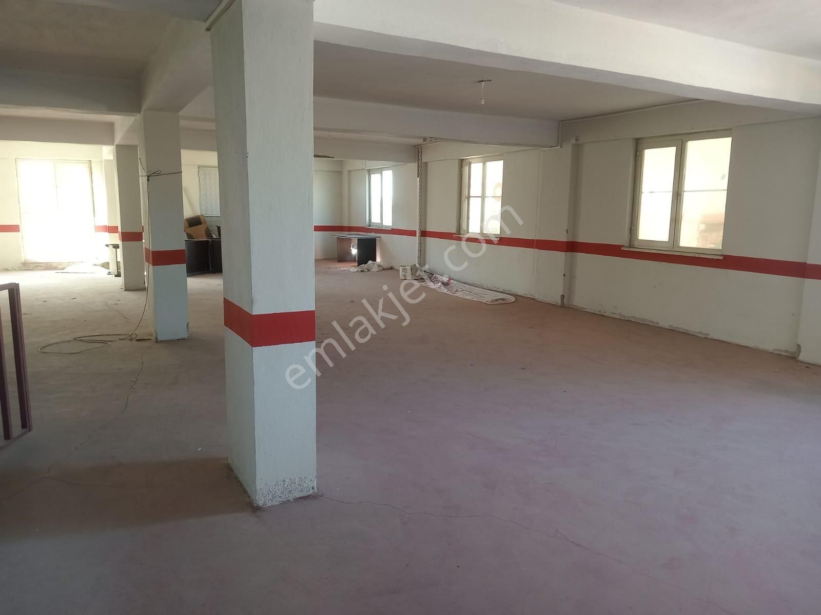 Fatih Emlaktan Burak Mh De 5 Katlı Kiralık İş Yeri - Görsel 3