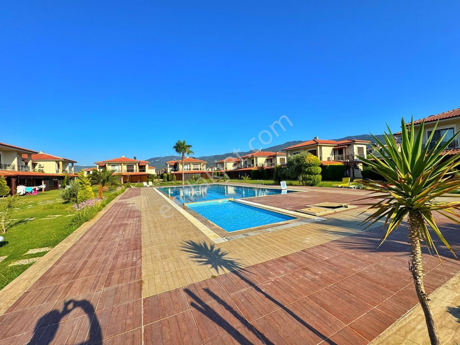 Denize Yakın Havuzlu Site İçinde 3 + 1 Satılık Yazlık - Görsel 2