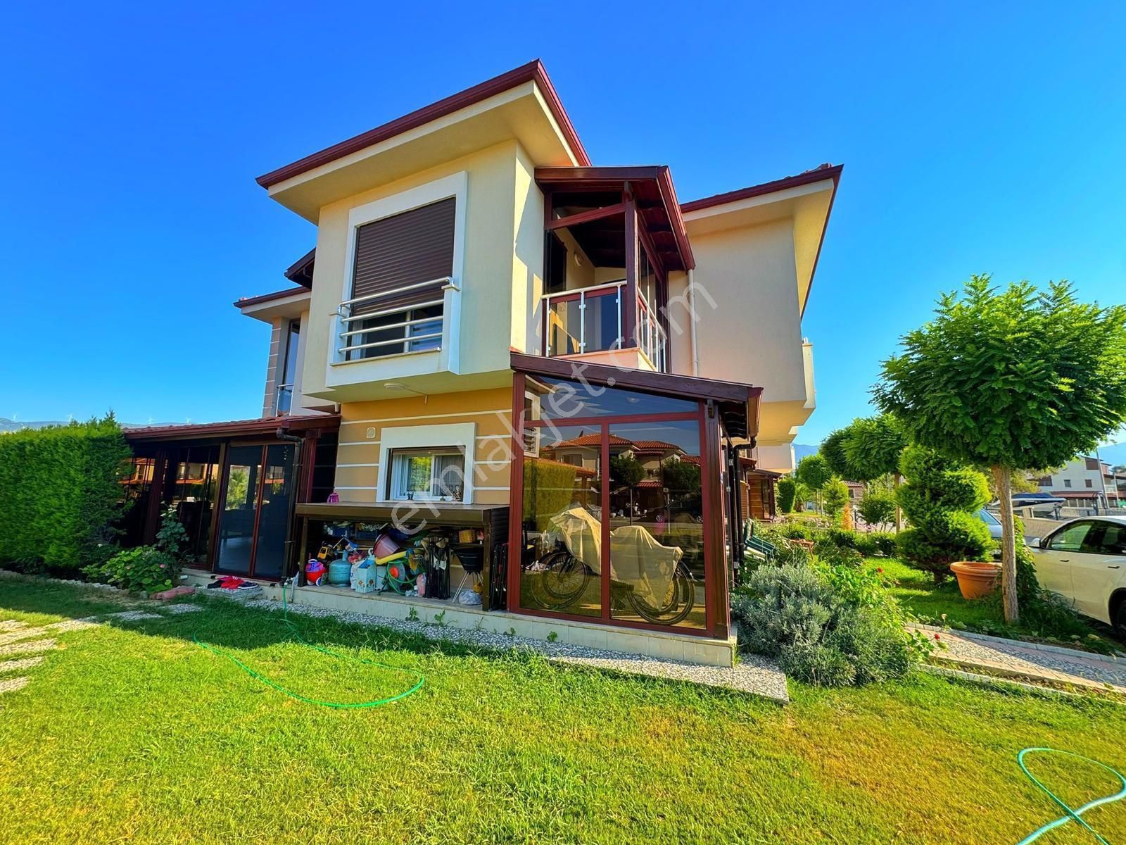 Denize Yakın Havuzlu Site İçinde 3 + 1 Satılık Yazlık