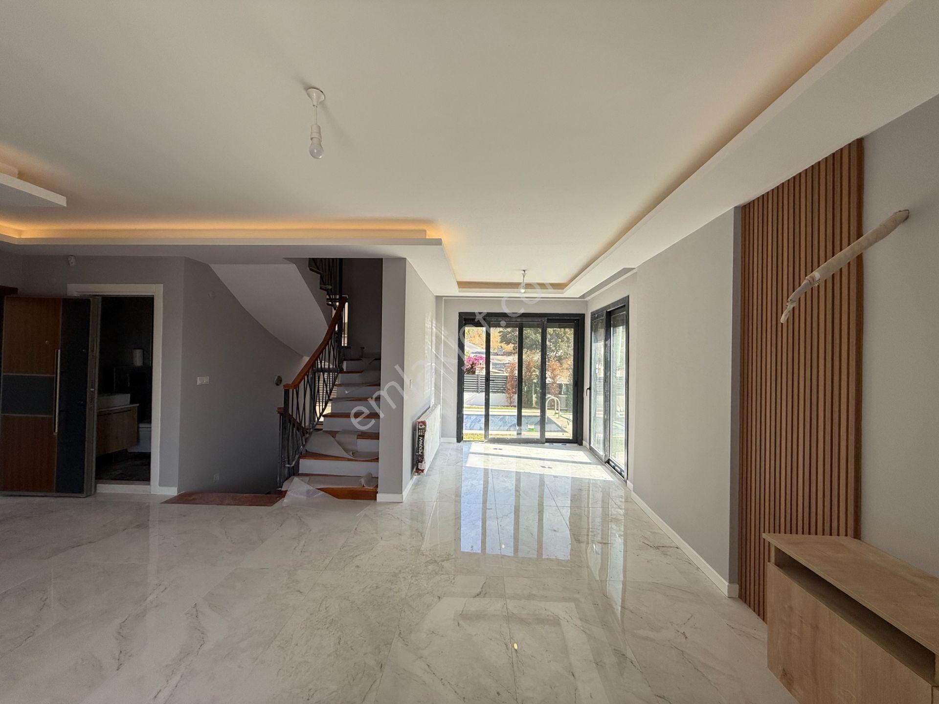 Seferihisar Akarca Elmastaş’ta Deniz Manzaralı, Havuzlu, Köşe Konumlu Müstakil Villa - Görsel 15