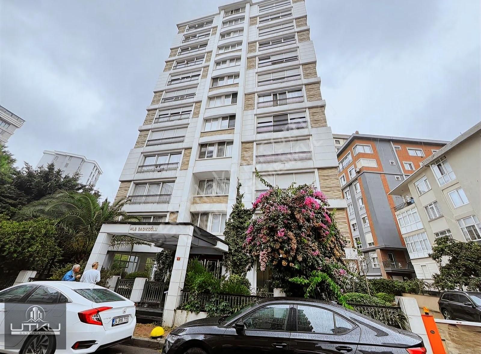 Utkudan Caddebostan Sahilde Balkonlu Deniz Manzaralı Satılık 3+1