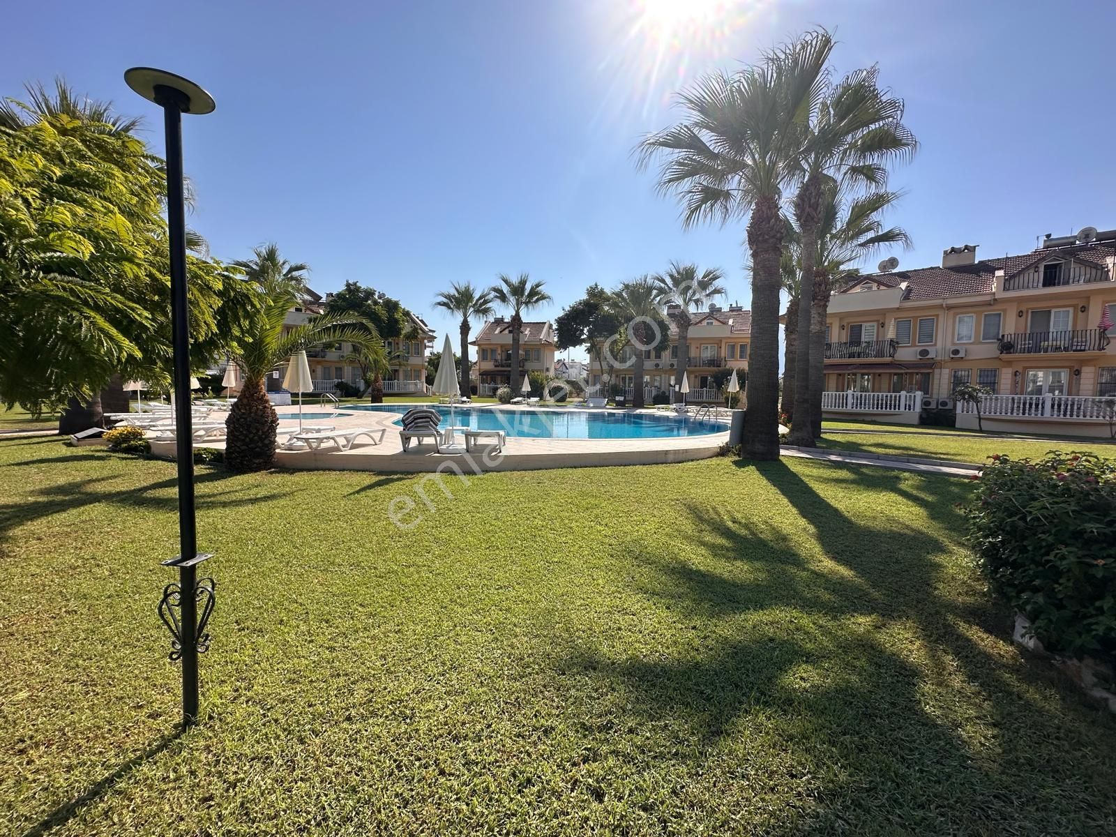 Stop’tan Foça Çalış Plajına 500m.mesafede Site İçi Havuzlu Villa