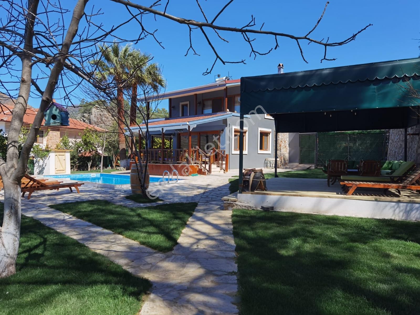 Satılık Muğla Marmaris Hisarönü Köyü 5 Oda + 1 Bahçe Evi Turistik Tesis