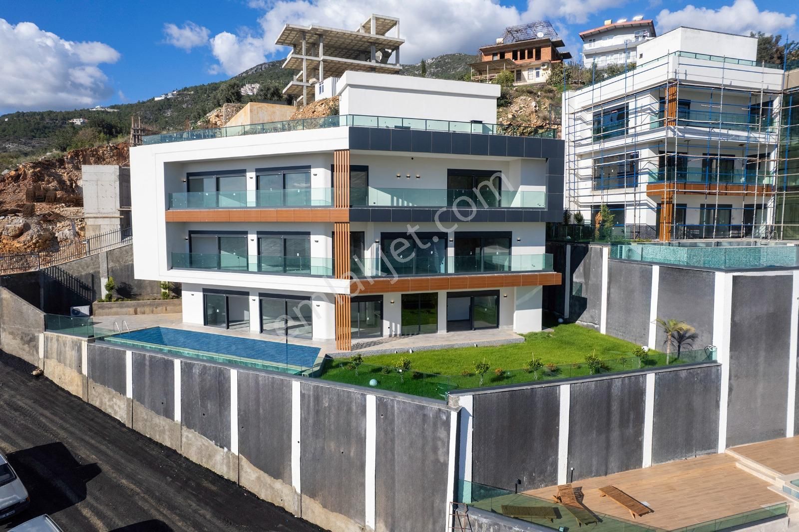 Alanya'da 5+2 Müstakil Tripleks Lüks Villa Panoramik Manzara Asansörlü Havuz & Otopark 658m² Brüt. - Görsel 28