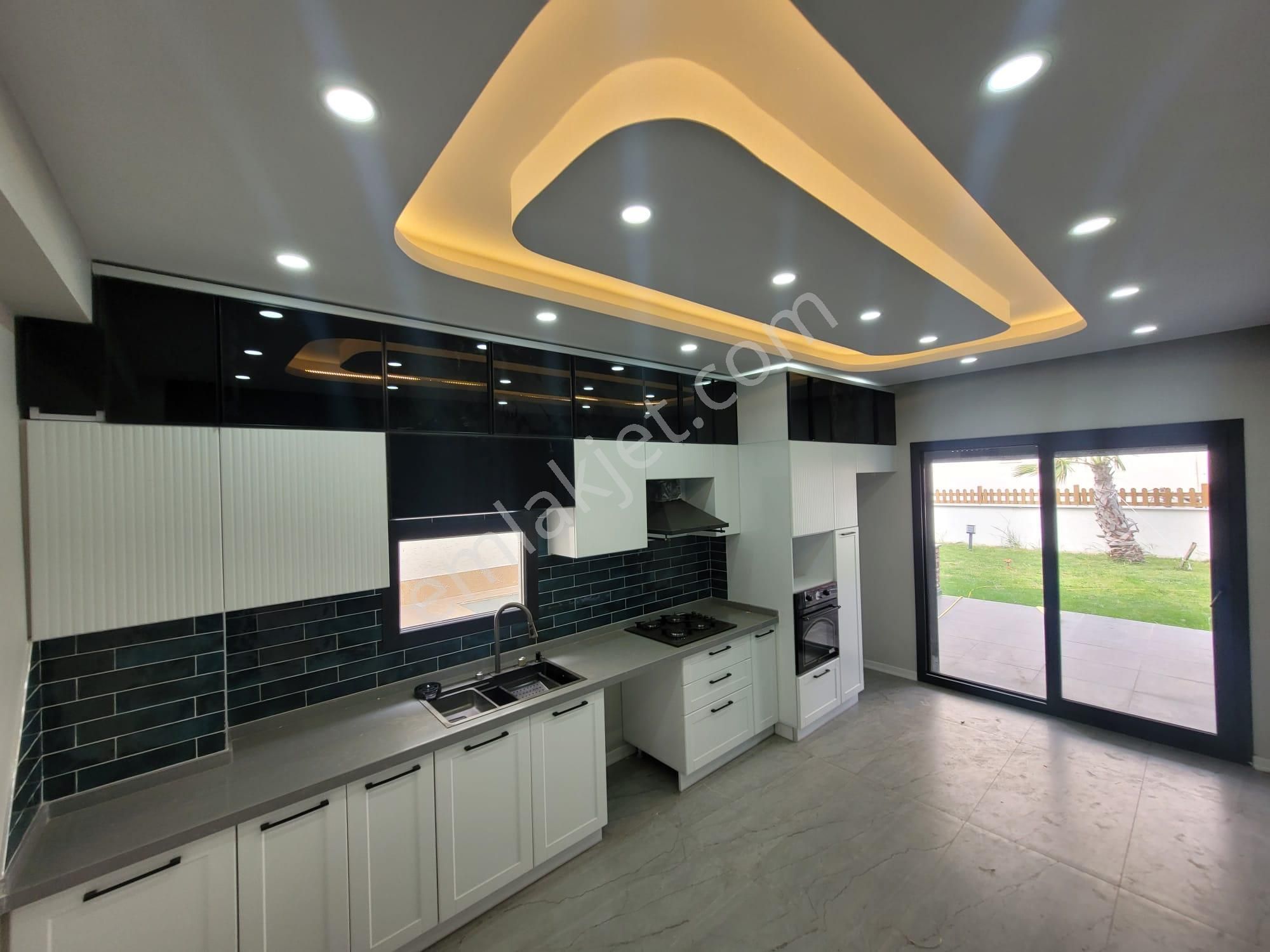 Kızılkeçili'de Doğa Ve Deniz Manzaralı Havuzlu 4+1 Satılık Villa