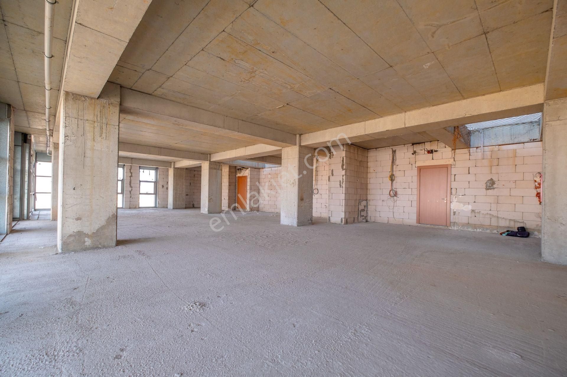 Florya E5 Cepheli Plazada 240 M2 Kullanımlı Ofis - Görsel 3