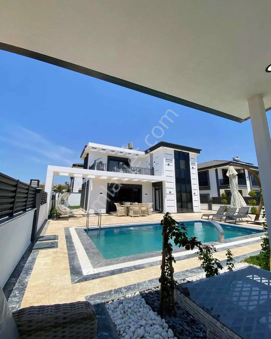 Didim Efeler 500 Metre Arsa İçinde Tam Mustakil 4+1 Havuzlu Bahçeli Villa Satıyoruz