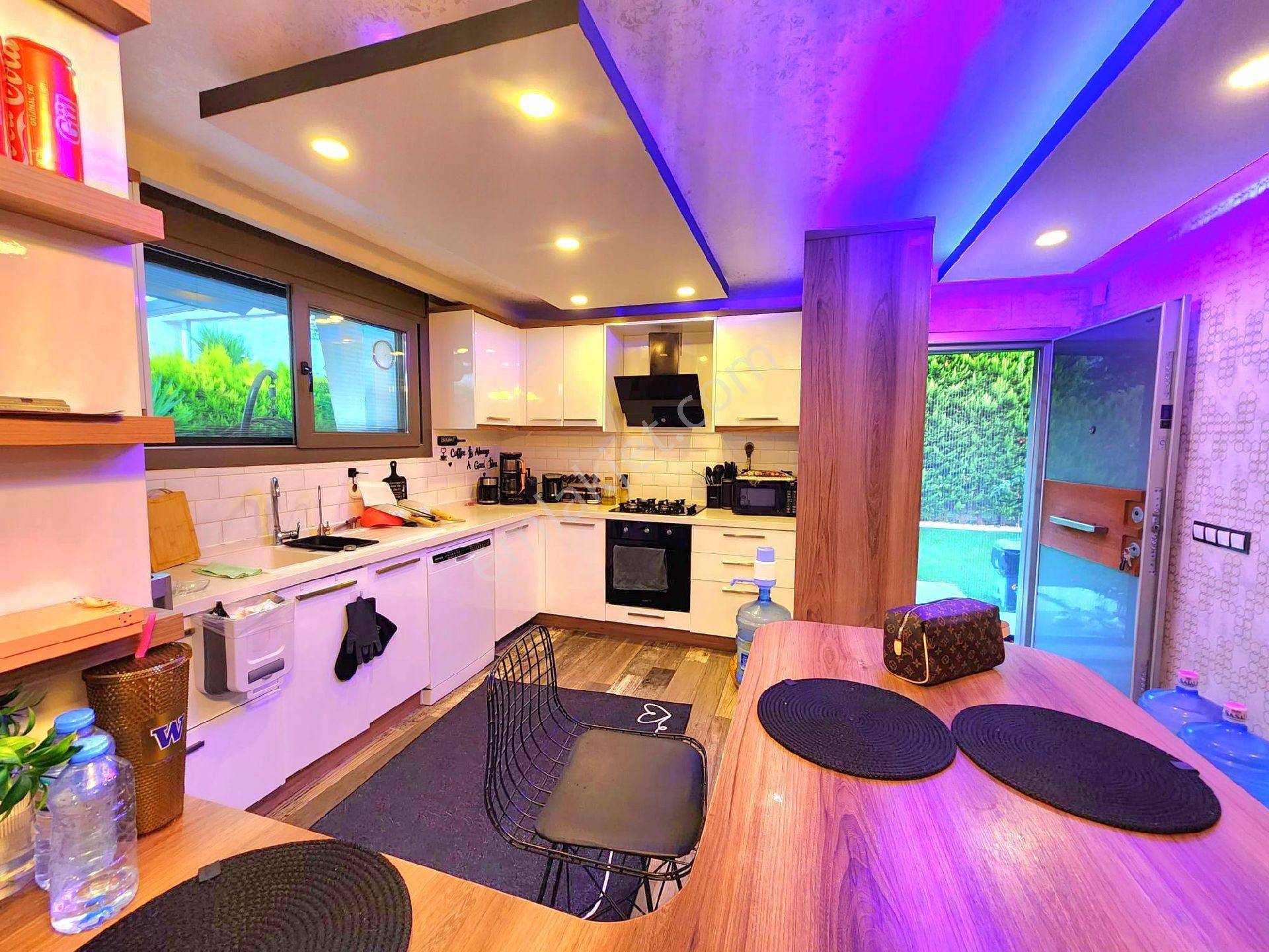 Kuşadasında Plaja Ve Büyük Avm'ye Yakın Özel Havuzlu Ful Eşyalı Tek Müstakil Bahçeli Villa - Görsel 17