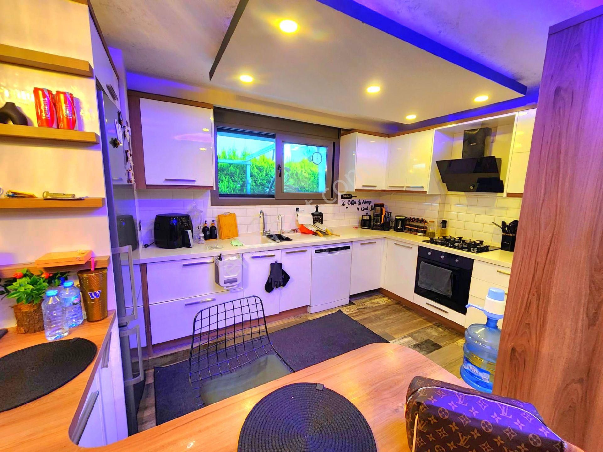 Kuşadasında Plaja Ve Büyük Avm'ye Yakın Özel Havuzlu Ful Eşyalı Tek Müstakil Bahçeli Villa - Görsel 16