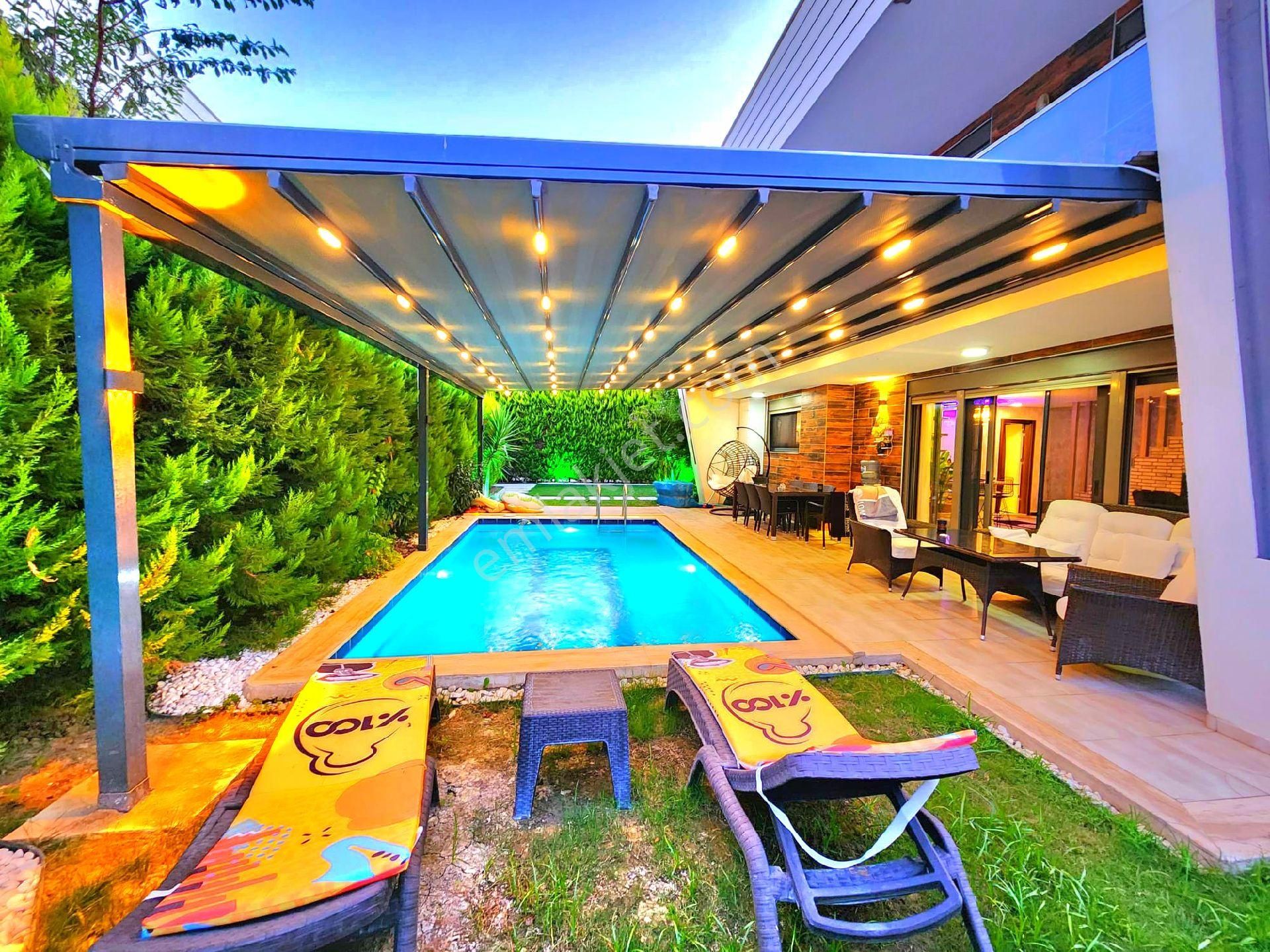 Kuşadasında Plaja Ve Büyük Avm'ye Yakın Özel Havuzlu Ful Eşyalı Tek Müstakil Bahçeli Villa - Görsel 8