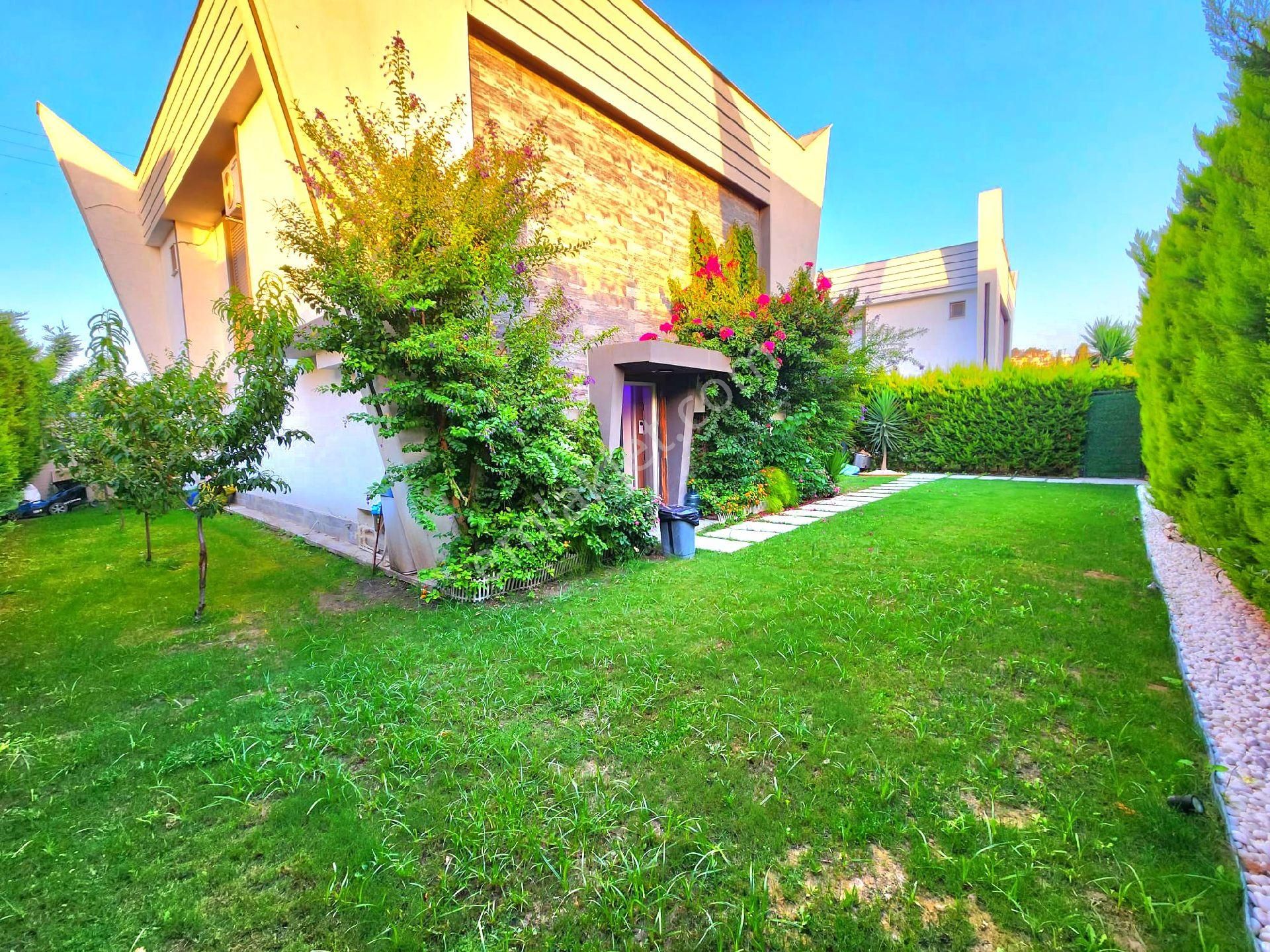 Kuşadasında Plaja Ve Büyük Avm'ye Yakın Özel Havuzlu Ful Eşyalı Tek Müstakil Bahçeli Villa - Görsel 13