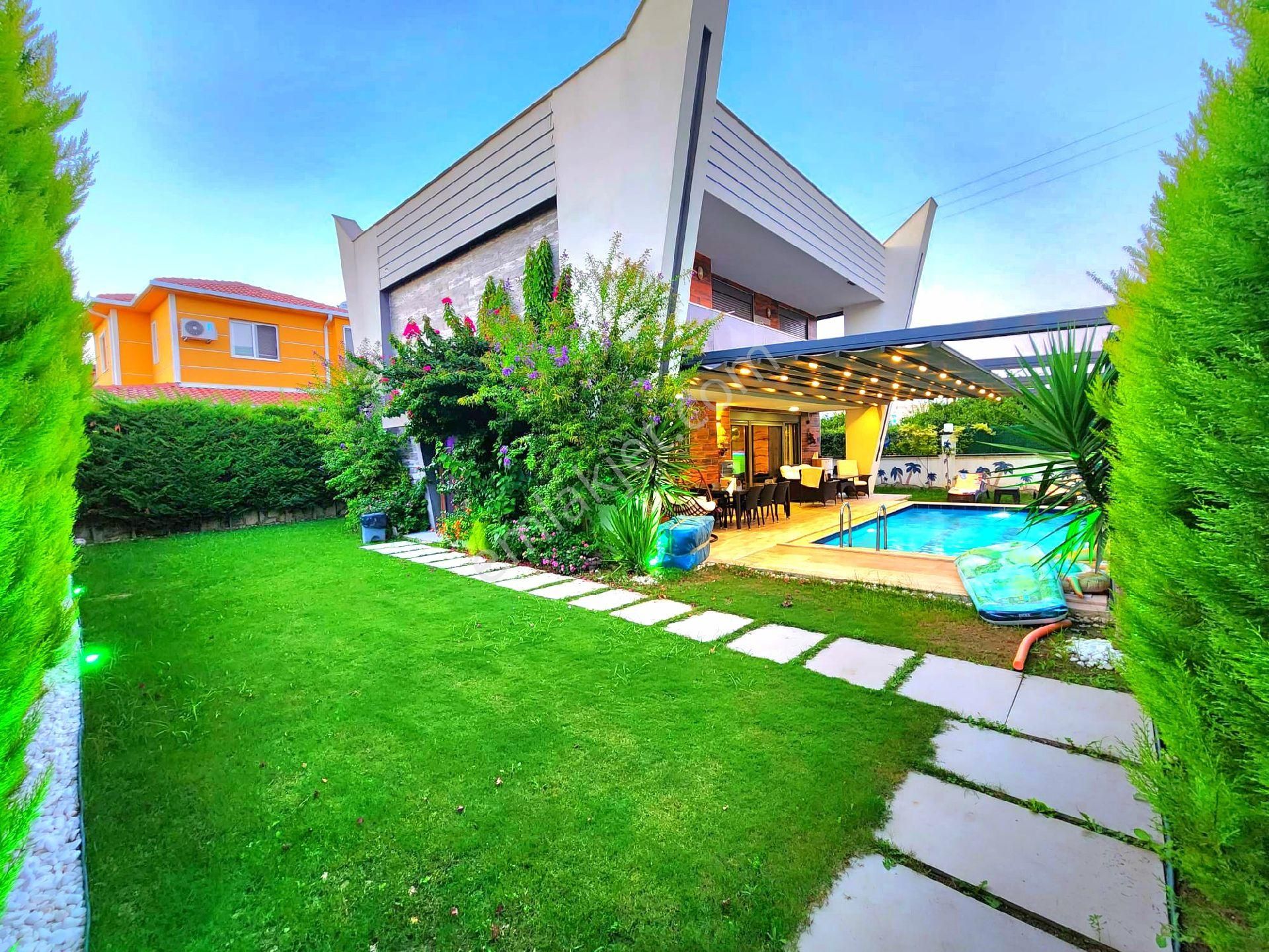 Kuşadasında Plaja Ve Büyük Avm'ye Yakın Özel Havuzlu Ful Eşyalı Tek Müstakil Bahçeli Villa - Görsel 9