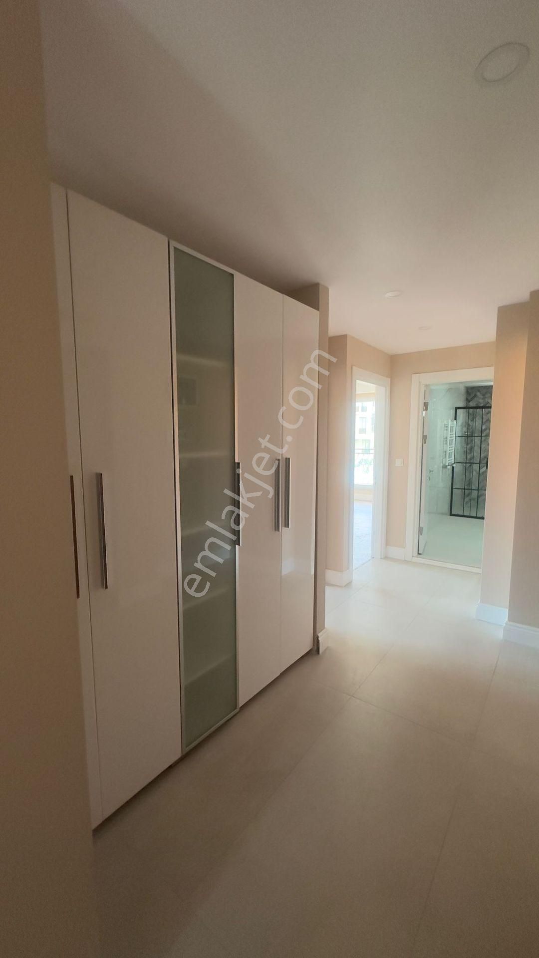 Çengelköy Çamlıktepe 'de Geniş 3+1 Kiralık Daire - Görsel 4