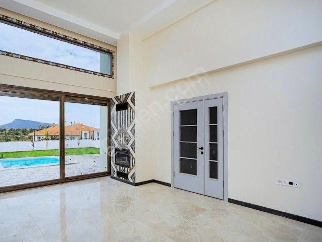 Foçada Müstakil Havuzlu Sıfır Satılık 4+1 Lüks Villa - Görsel 2