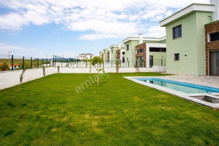 Foçada Müstakil Havuzlu Sıfır Satılık 4+1 Lüks Villa