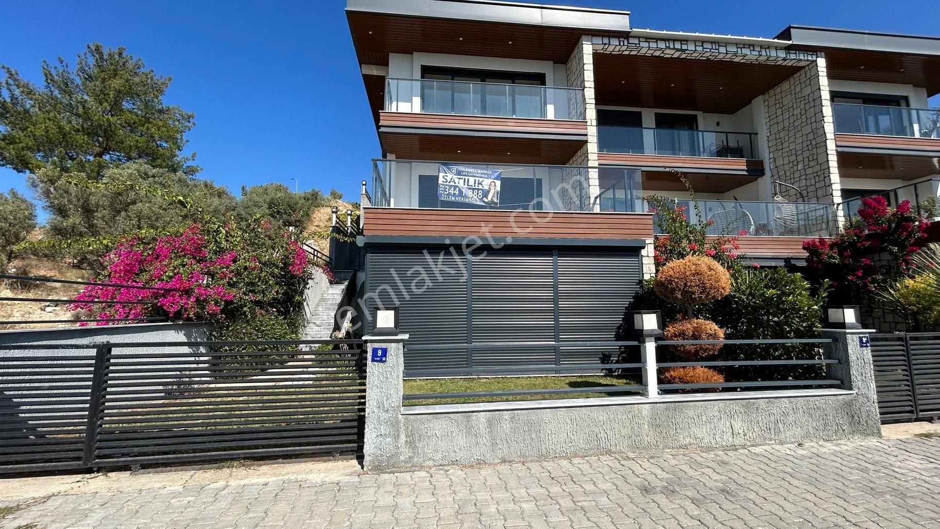 Kuşadası'nda Satılık Deniz Manzaralı 3+1 Trıpleks Havuzlu Villa