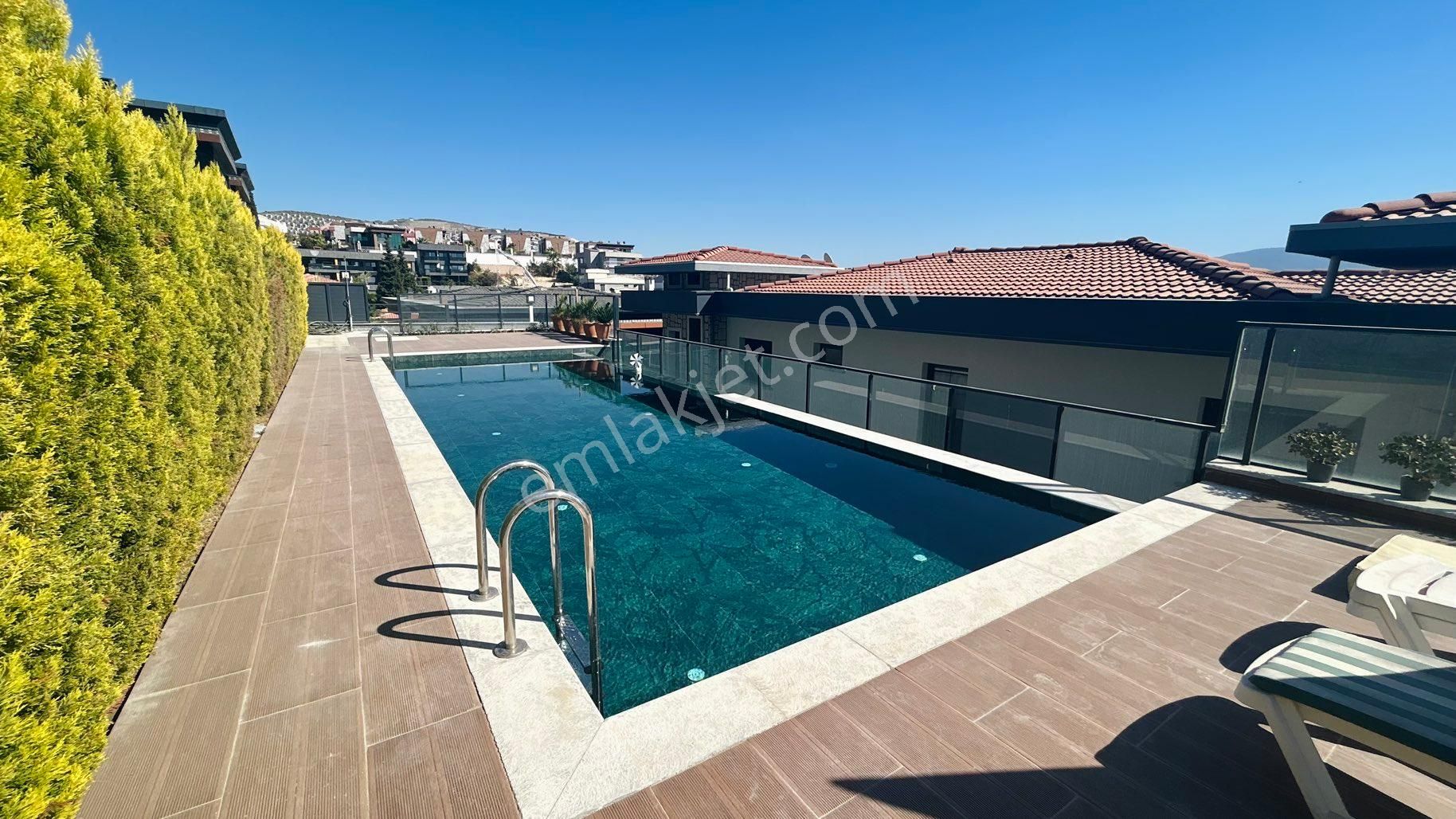 Kuşadası'nda Satılık Deniz Manzaralı 3+1 Trıpleks Havuzlu Villa - Görsel 4