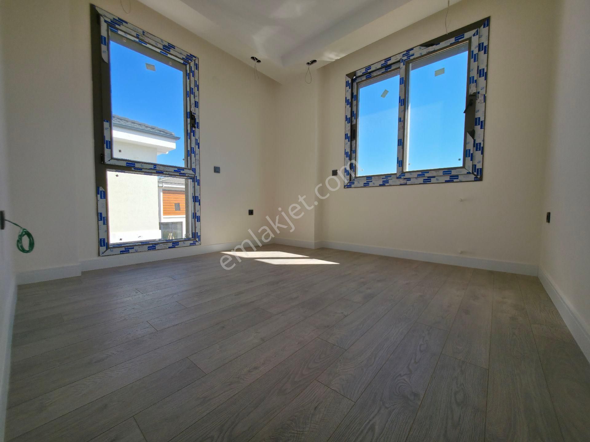 Havuzlu Site İçerisinde 3+1 Villa - Görsel 13