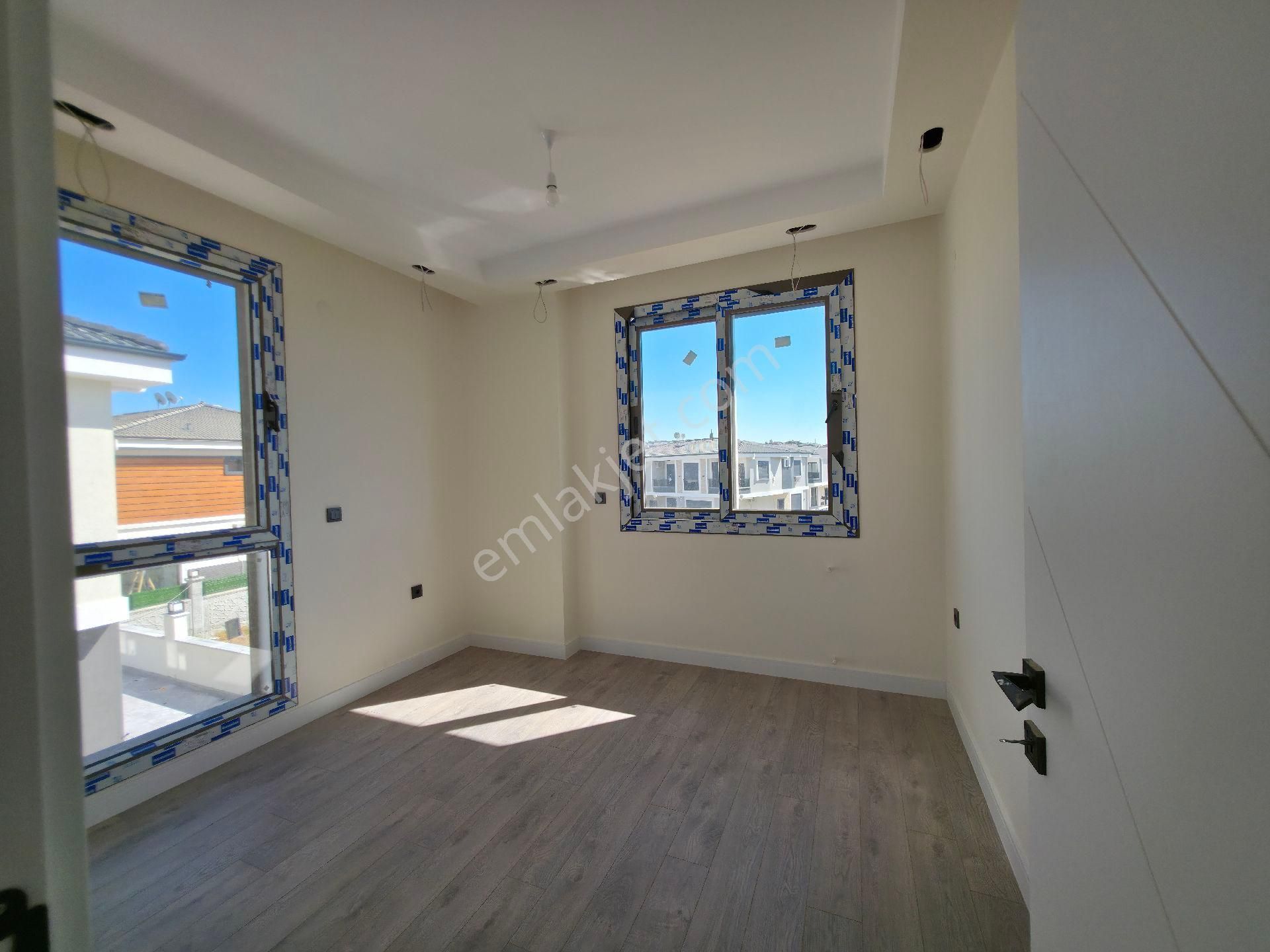 Havuzlu Site İçerisinde 3+1 Villa - Görsel 6