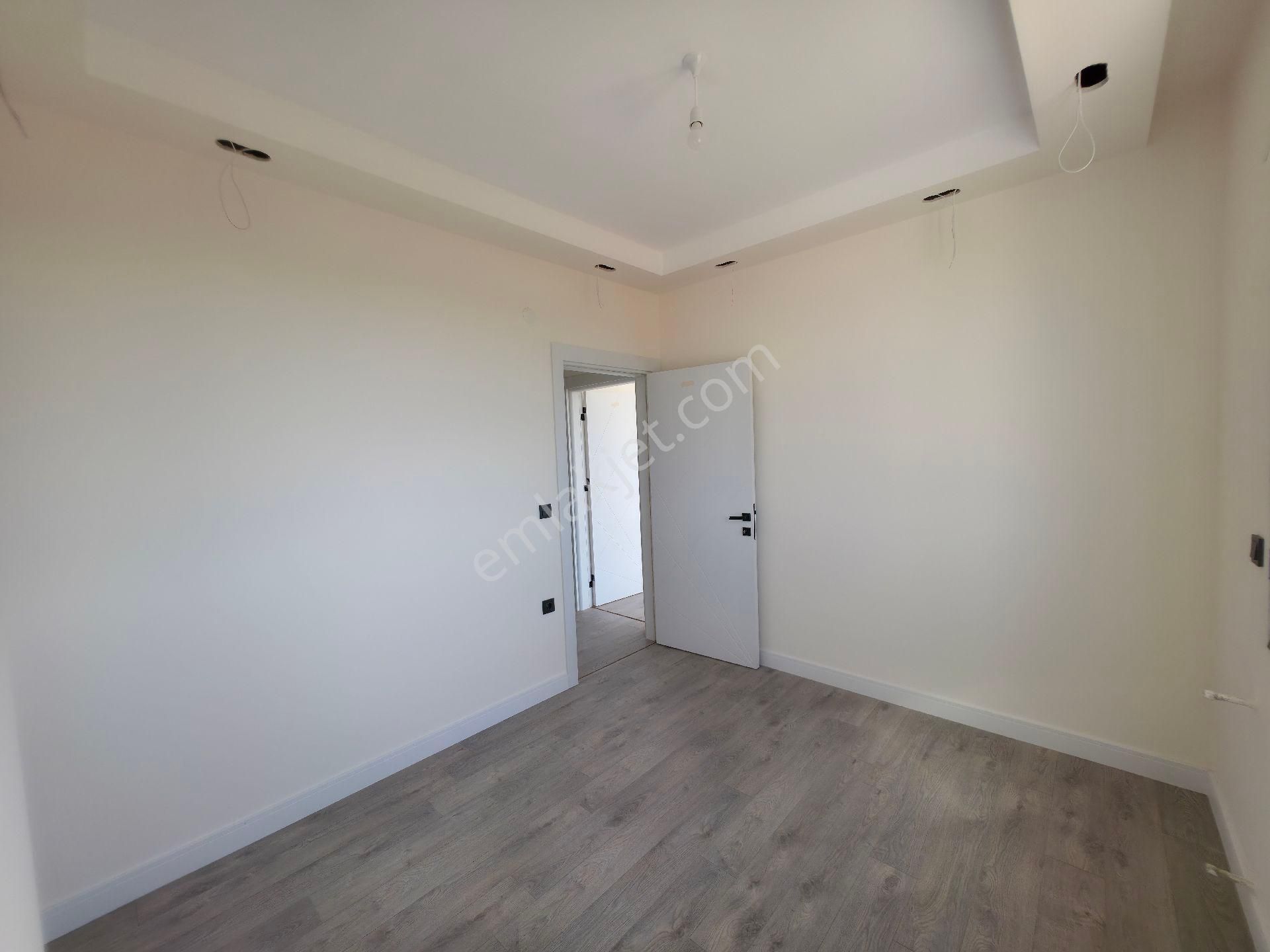 Havuzlu Site İçerisinde 3+1 Villa - Görsel 12