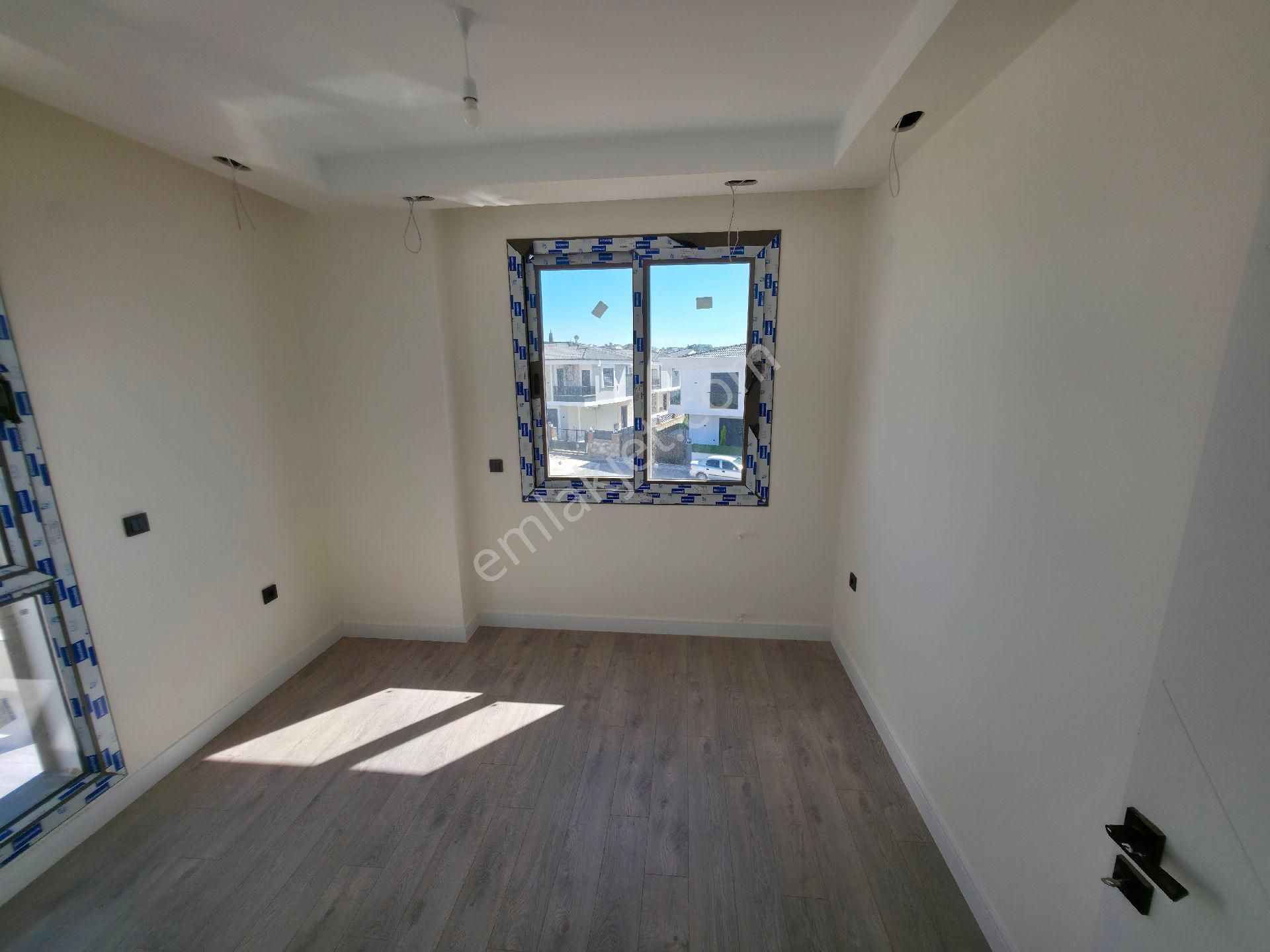 Havuzlu Site İçerisinde 3+1 Villa - Görsel 7