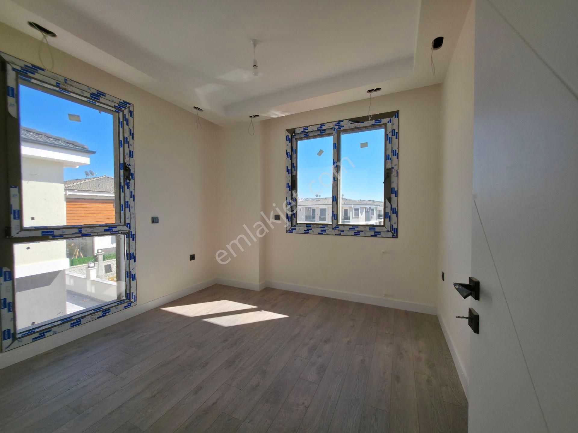 Havuzlu Site İçerisinde 3+1 Villa - Görsel 9