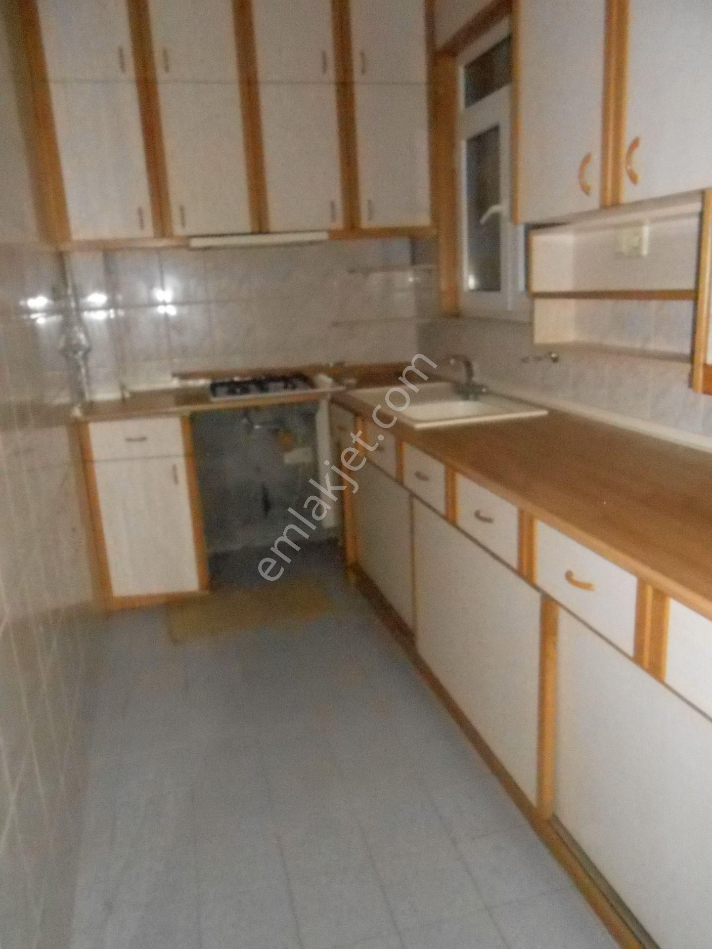 Bakırköy Y.mah Marmaraya İki Sok Semt Pazarına Bir Sk Mesafe Ara Kat Salonu 25 M2 Olan 2+1 95 - Görsel 8