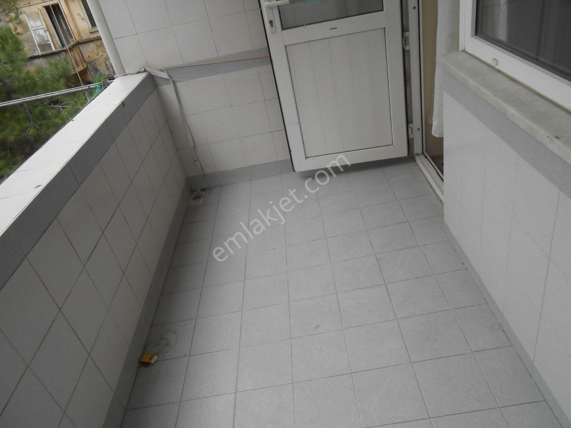 Bakırköy Y.mah Marmaraya İki Sok Semt Pazarına Bir Sk Mesafe Ara Kat Salonu 25 M2 Olan 2+1 95 - Görsel 18