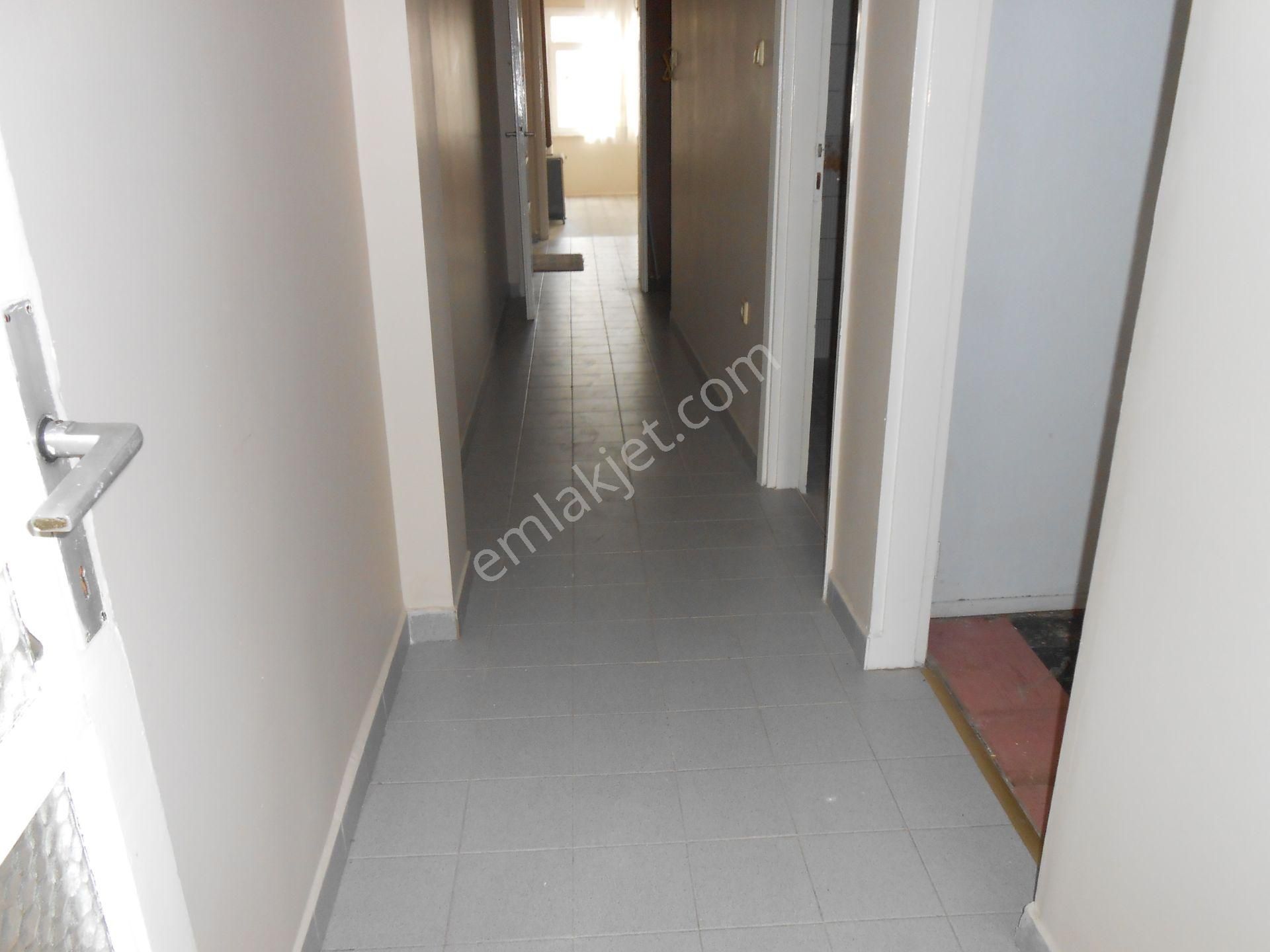 Bakırköy Y.mah Marmaraya İki Sok Semt Pazarına Bir Sk Mesafe Ara Kat Salonu 25 M2 Olan 2+1 95 - Görsel 16