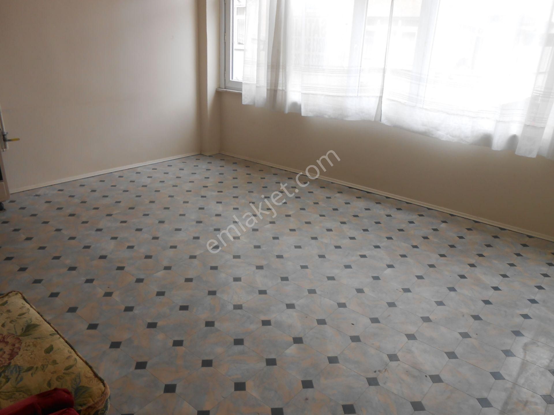 Bakırköy Y.mah Marmaraya İki Sok Semt Pazarına Bir Sk Mesafe Ara Kat Salonu 25 M2 Olan 2+1 95 - Görsel 4