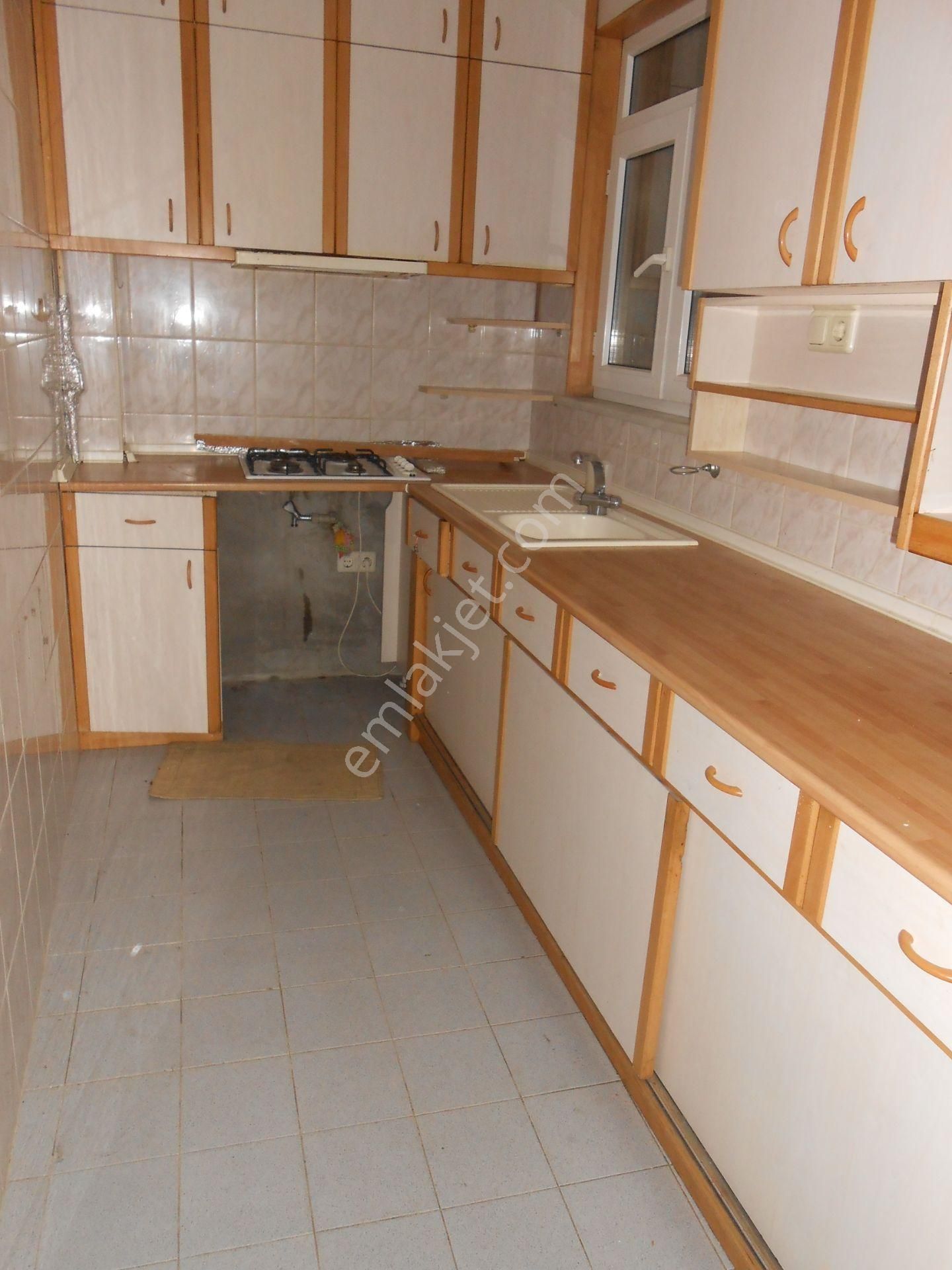 Bakırköy Y.mah Marmaraya İki Sok Semt Pazarına Bir Sk Mesafe Ara Kat Salonu 25 M2 Olan 2+1 95 - Görsel 7