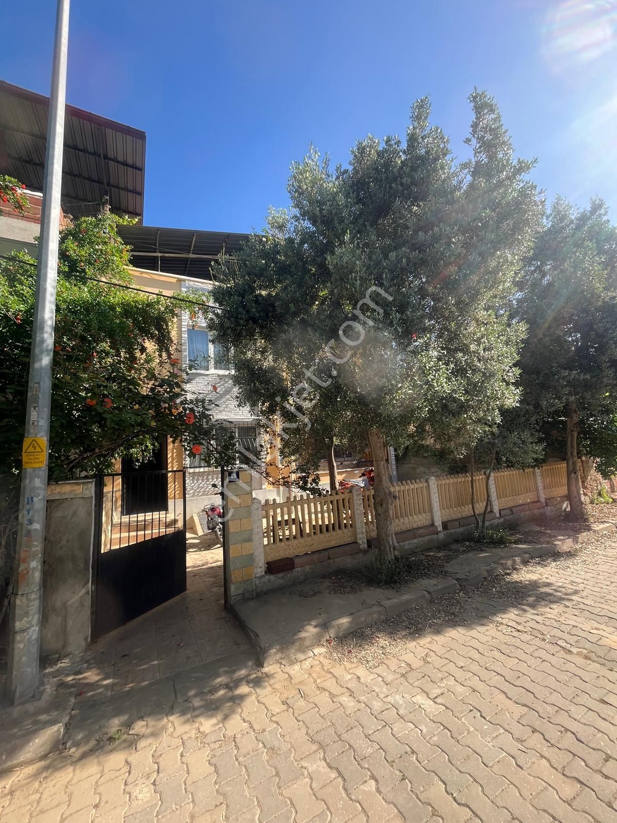 Yenimahhede Satılık Doğalgazlı Ve 2 Katlı Müstekil Ev