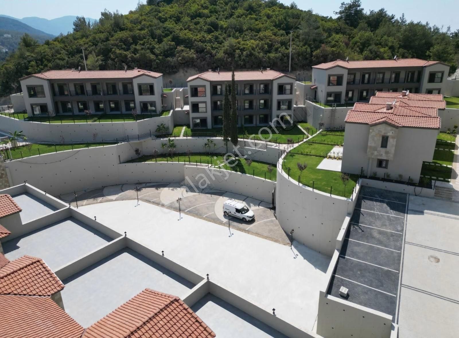 Kuşadası Davutlar Ağaçlıda Havuzlu Sitede 2+1 Sıfır Tek Katlı Ev