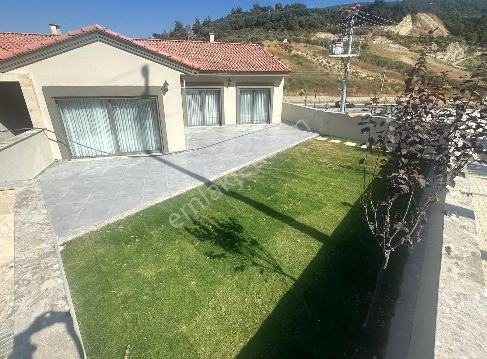 Kuşadası Davutlara Yakın Söke Ağaçlıda Satılık 3+1 Tek Katlı Ev