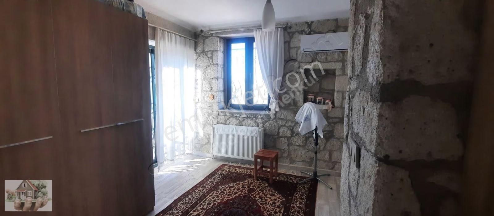 Denize Bır Adım Tek Müstakil Taş Ev - Görsel 14