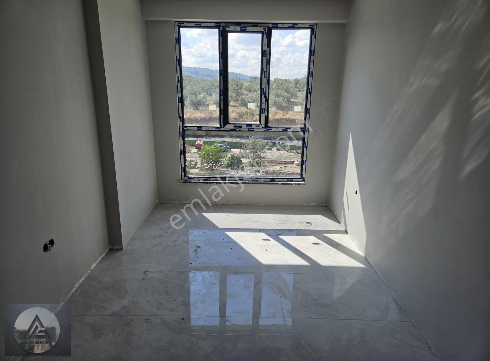 Altınova Cumhuriyet Mahallesi'nde Satılık Lüks 2+1 Daire