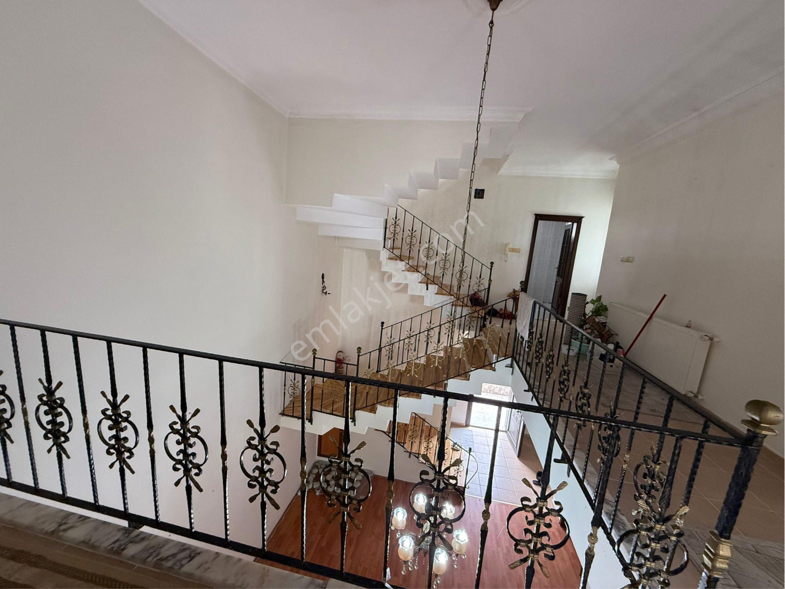 Yıldızlı'da Kiralık 4+1 Tripleks Villa - Görsel 24