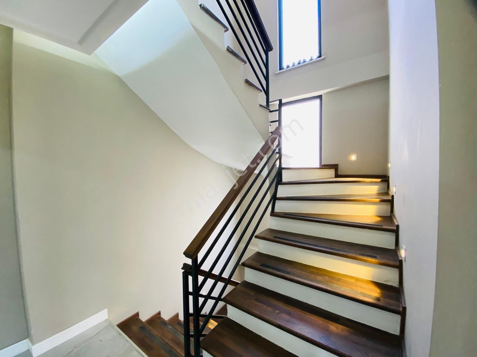 Akçay Da 4+1 Müstakil Kendine Ait Bahçe Alanlı Satılık Sıfır Tripleks Villa - Görsel 26