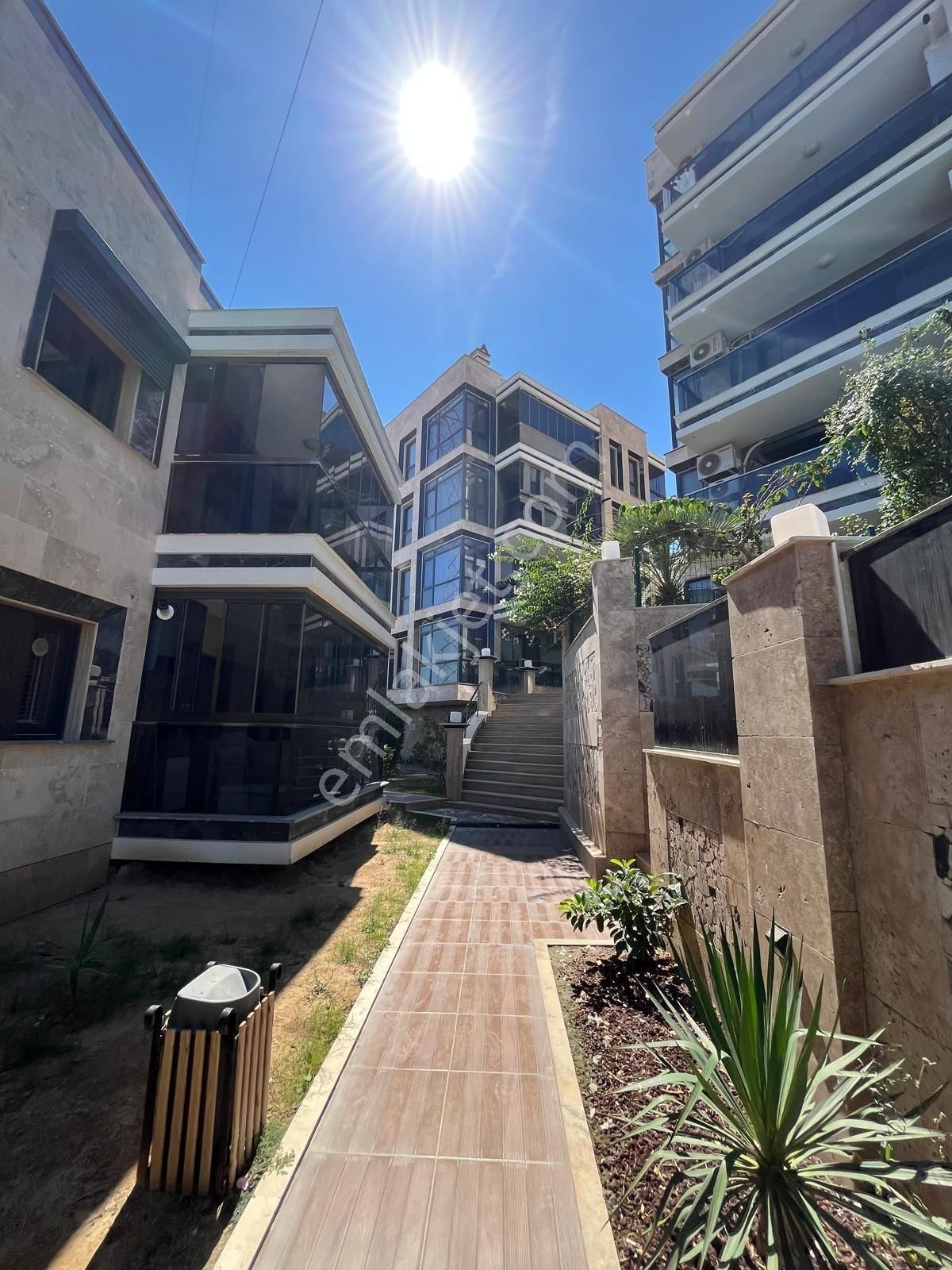 Kuşadası Değirmendere Mevkiinde Konforlu Elit Sitede Havuzlu 2+1 - Görsel 6