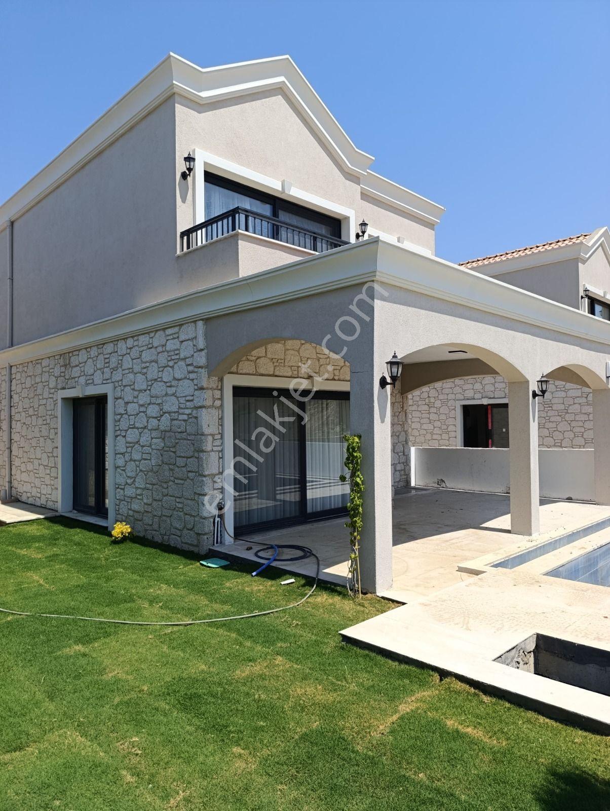 Kuşadası Karaova Mevkiinde 4+1 150m2 Tek Müstakil Özel Havuzlu