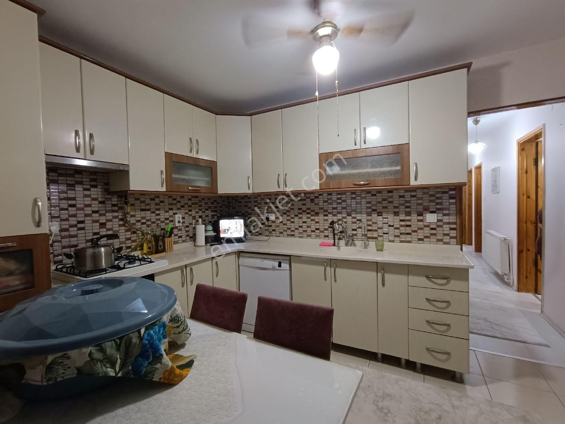 Bornova Kızılay Mahallesinde Kapalı Mutfaklı 3+1 Satılık Daire - Görsel 17