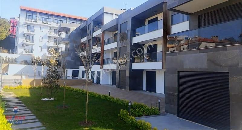 Remax West Çeşme Merkez Havuzlu Sitede Kiralık 1+1 Daire