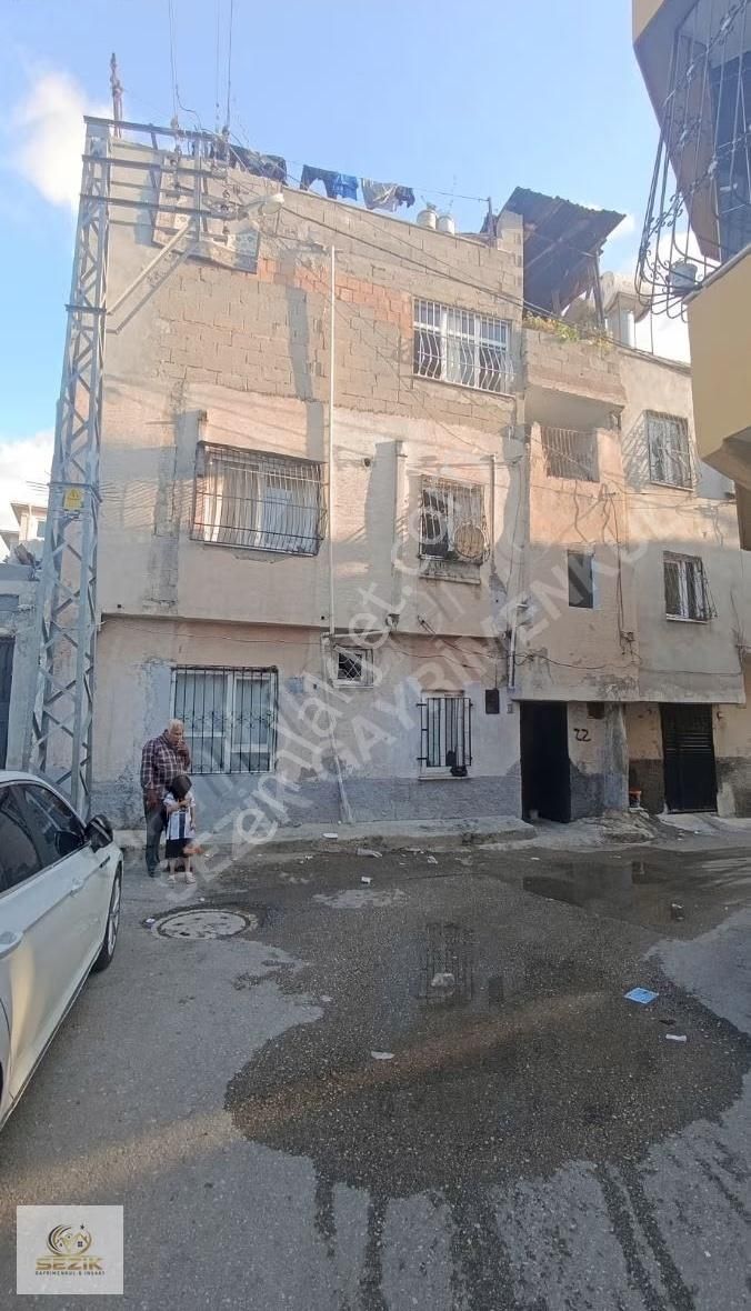 Seyhan Gülbahçe Mh Uygun Fiyata Satılık 3 Katlı Ev Köşebaşı