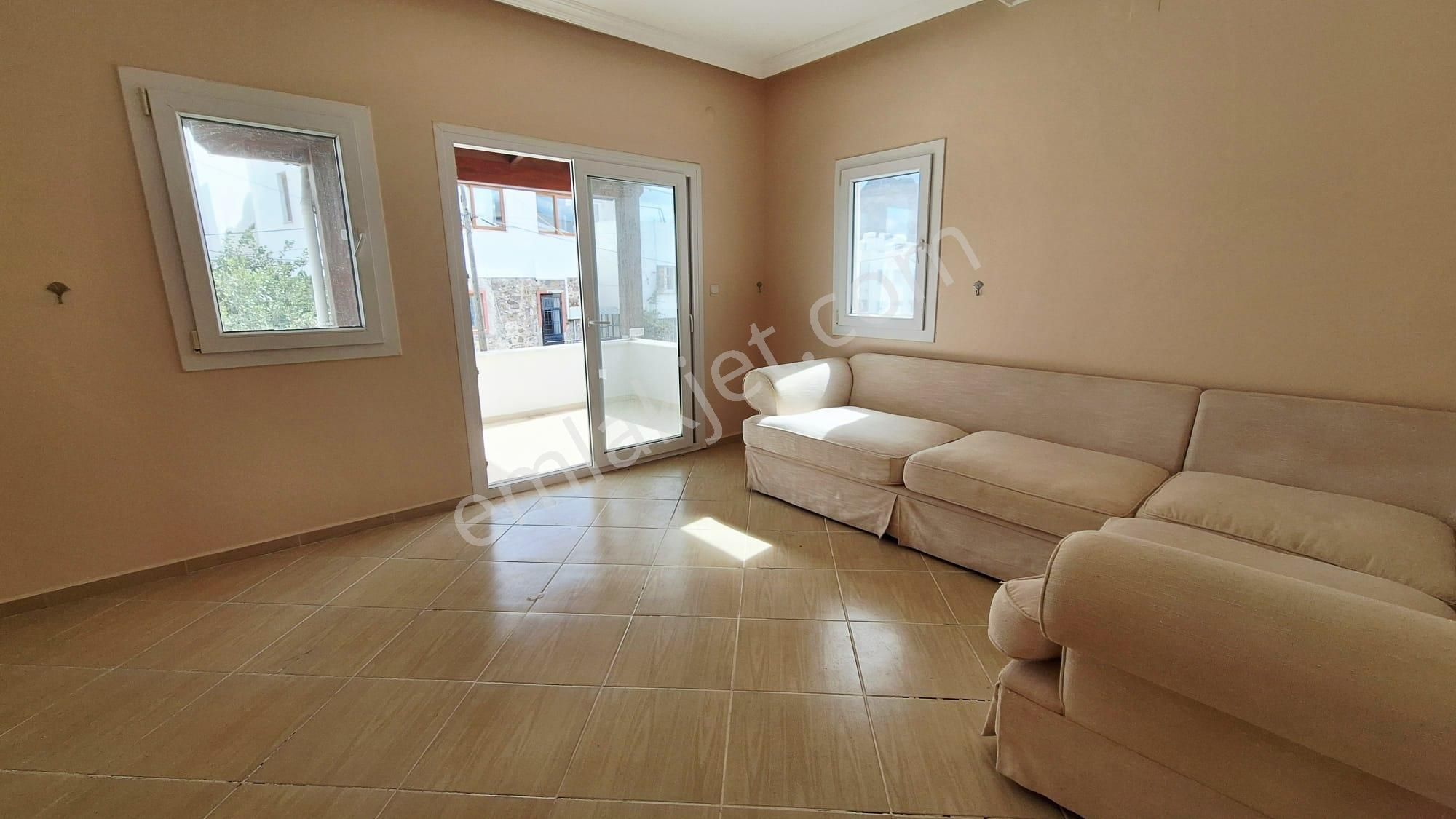 Akçaalan Köy İçinde Satılık Geniş Üst Kat Ayrı Mutfak - Görsel 8