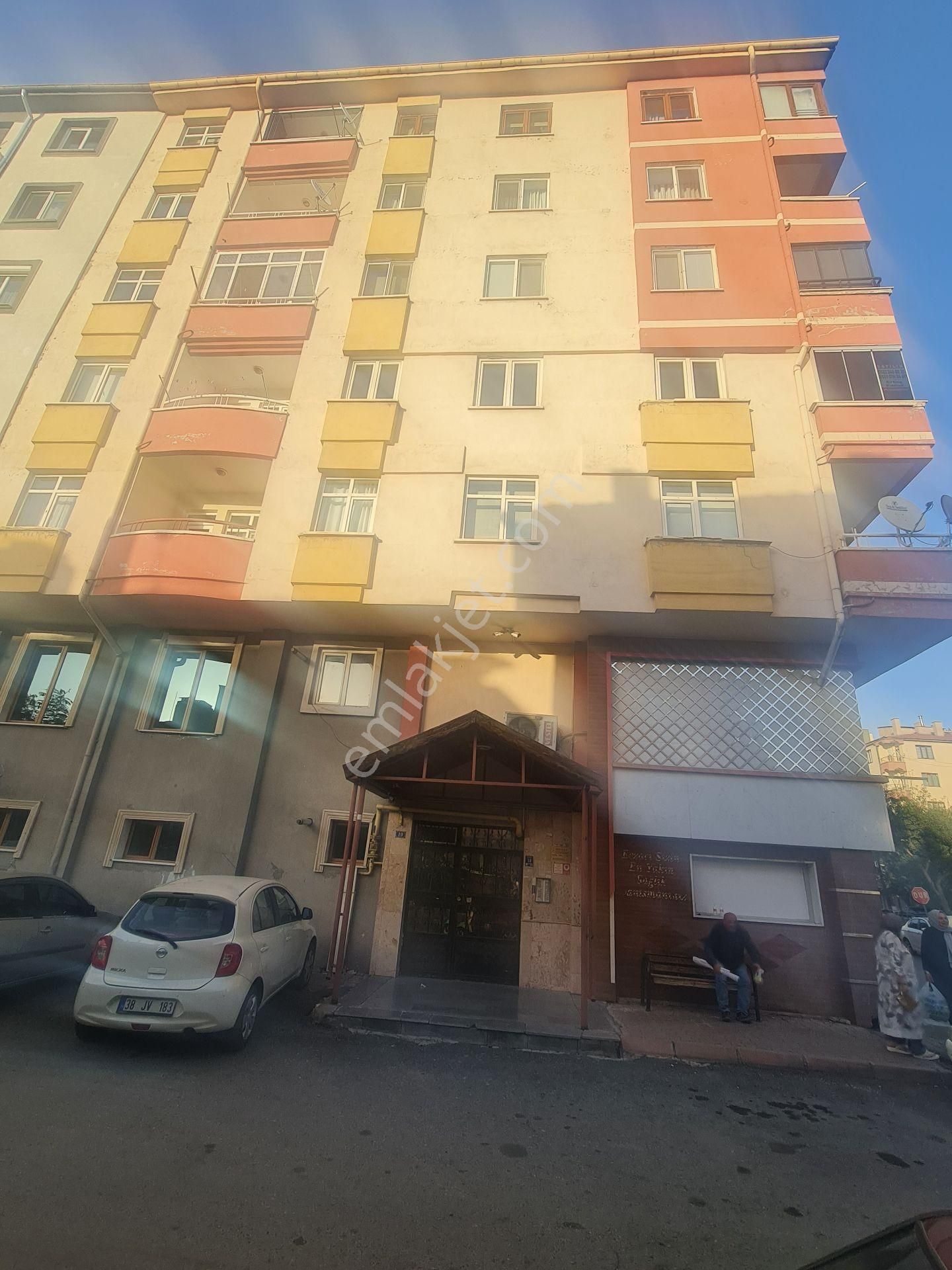 Geçici Süreliğine!! Hürriyet Mahallesi Fırat Caddesi Üzerinde Kombili 3+1 Satılık Ara Kat Daire - Görsel 5